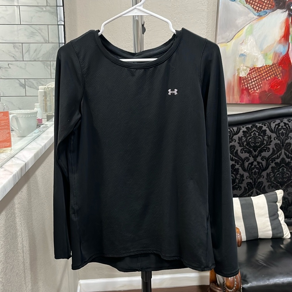 Woman’s Under Armor long sleeve shirt